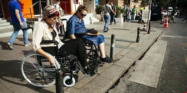 Engelli Ayşe Armanın tekerlekli sandalye ile İstanbul macerası!..