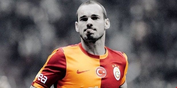 18 yazardan derbi yorumu: 10 yılın en iyi yabancısı Sneijder çölde vaha gibi