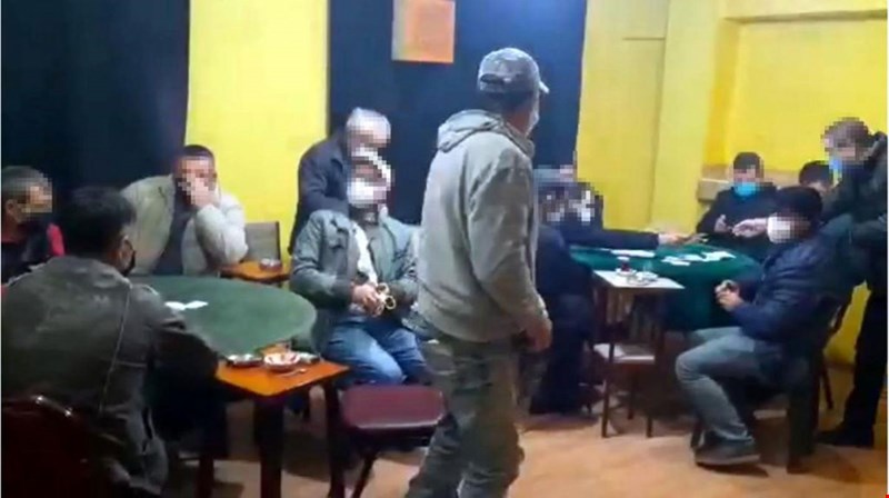 5'i kadın 15 kişiye kumar baskını...