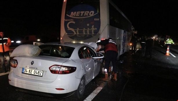 Otomobil otobüse çarptı, 2si ağır 3 kişi yaralandı