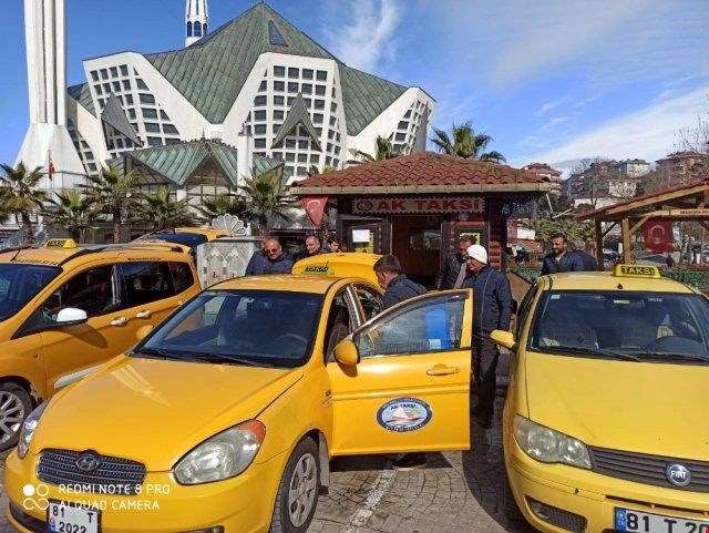 Taksi ve durakları temizliyor