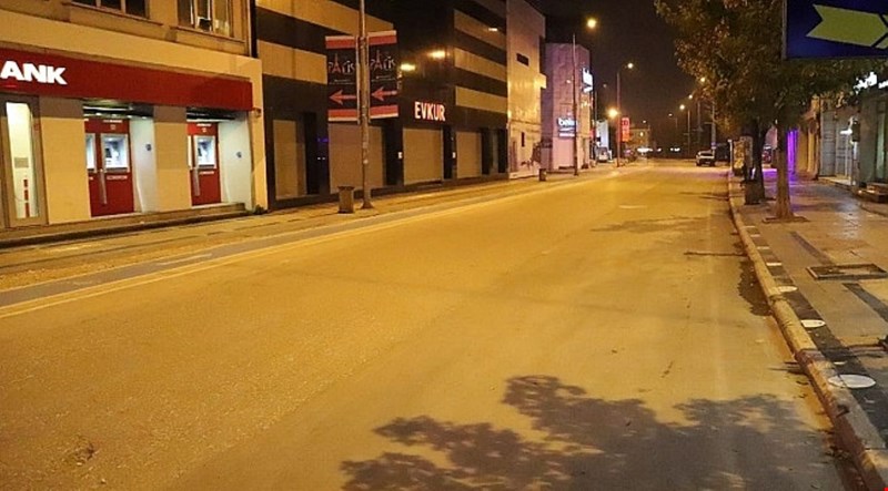 82 saatlik sokağa çıkma kısıtlaması başladı