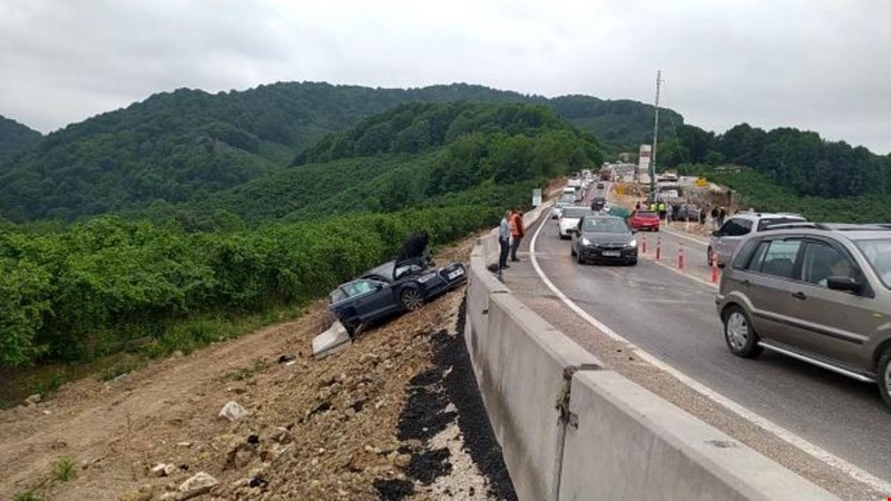 AKÇAKOCA - DÜZCE YOLUNDA OTOMOBİLİN ÜZERİNE SAÇ RULO DÜŞTÜ