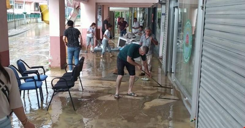 Akçakoca'da çok sayıda işyeri sular altında kaldı!
