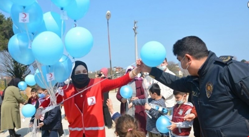 Akçakoca'da otizme dikkati çekmek için gökyüzüne mavi balonlar bırakıldı