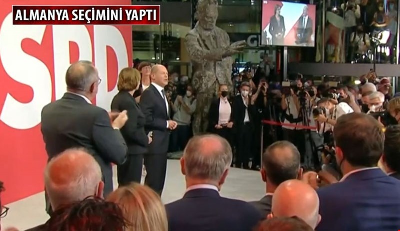 Almanya'da sandıklar açılıyor: SPD Hristiyan Birlik'le aradaki farkı açıyor