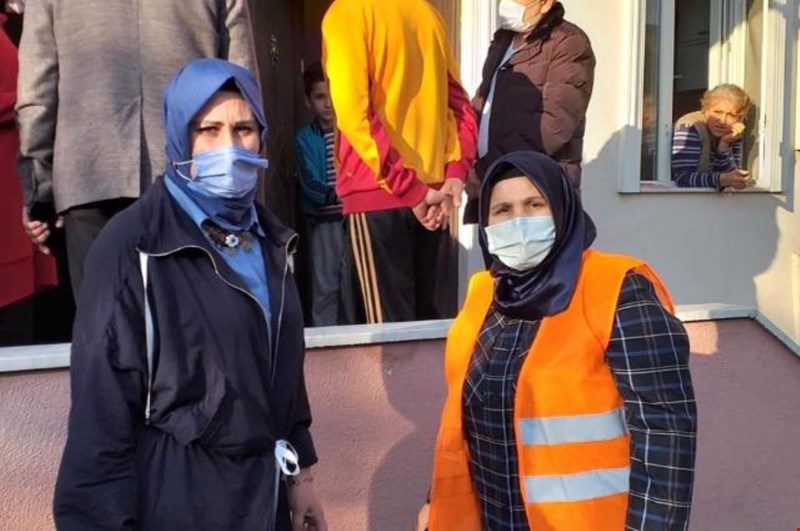 Asuk çalmadık kapı bırakmıyor
