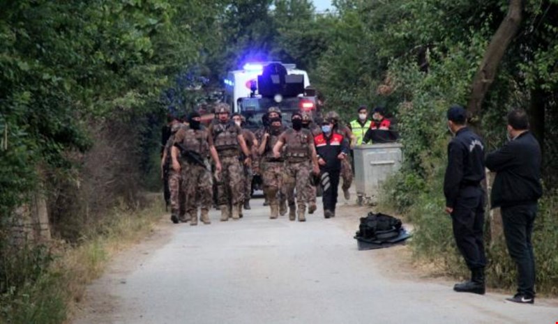 BABASINI ÖLDÜRDÜ, 3'Ü JANDARMA 7 KİŞİYİ YARALADI