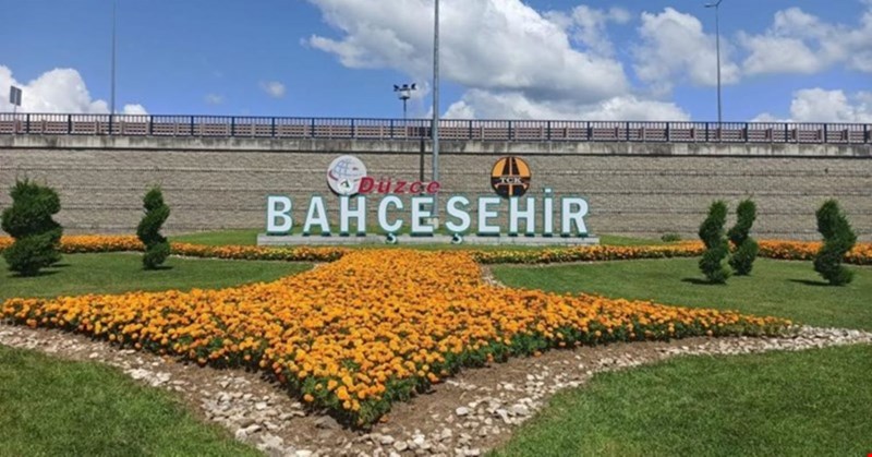 Bahçeşehir’in kavşakları çiçeklerle donatıldı! Peki ya ara sokakları ne durumda?
