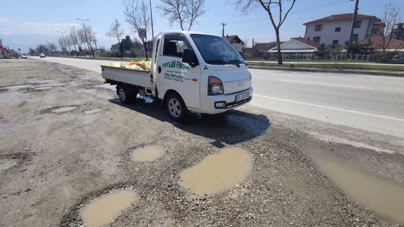 BOZUK YOLLAR ESNAFLARI ÇİLEDEN ÇIKARDI