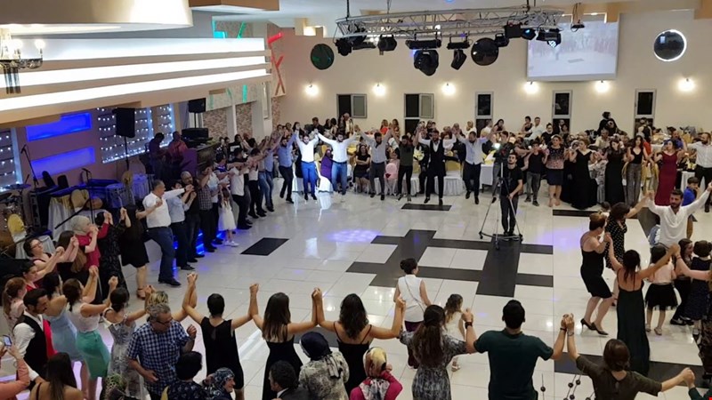 Davetli sınırı kalktı, horon pistlere geri döndü