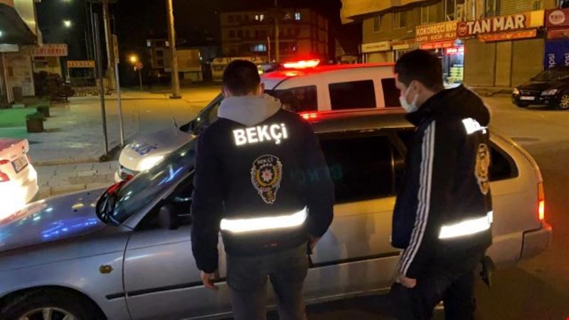 Ehliyetsiz ve ruhsatsız silah bulunduran sürücü bekçilerden kaçamadı