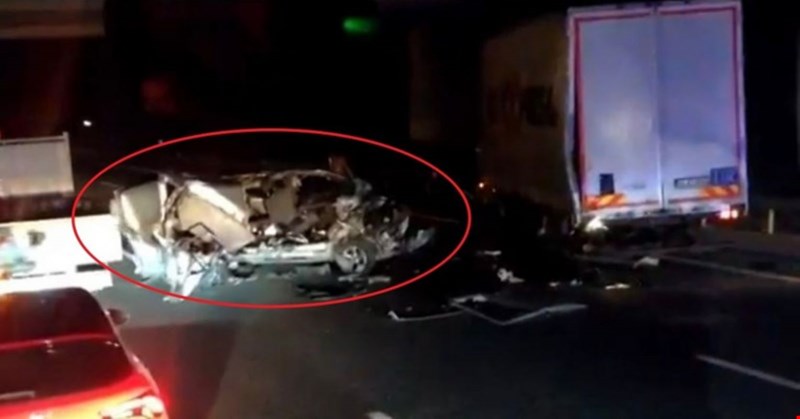 Kamyona çarptı, paramparça oldu!
