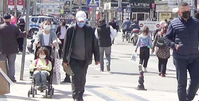 KAPANMA ÖNCESİ CADDELER DOLDU