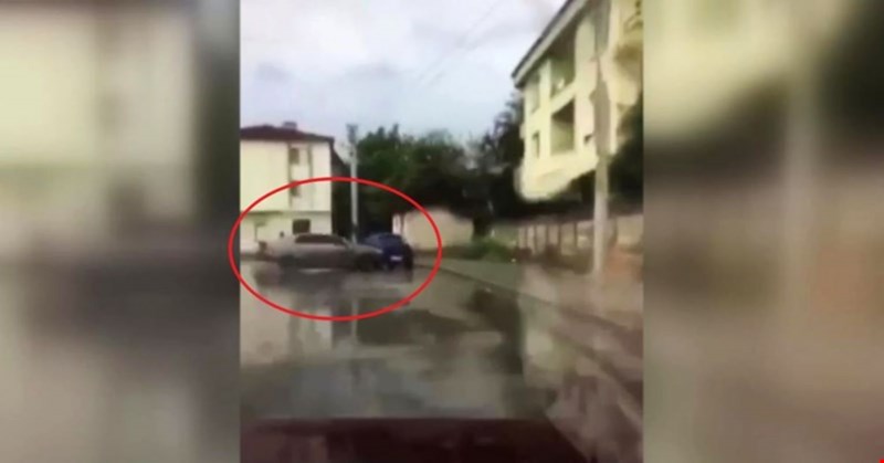 Konvoydaki araç hakimiyetini kaybetti!
