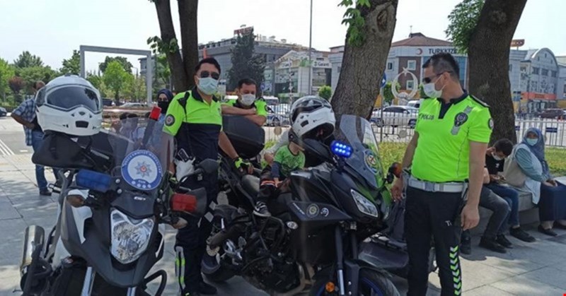 Polis ekipleri çocukların sevgisine duyarsız kalmıyor
