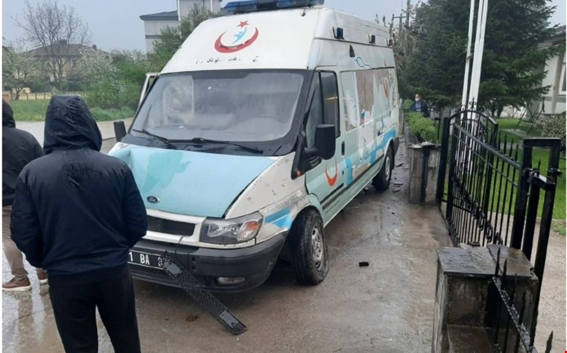 Pozitif hasta taşıyan ambulans kamyonete çarptı