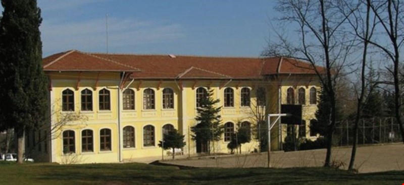 Rıfat Ilgaz öğretmenlik yaptığı ilkokulun mimari tarihine not düştüler