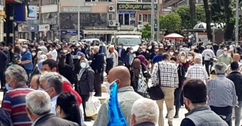TAM KAPANMA BİTTİ: Düzce'de sokaklar dolup taştı!
