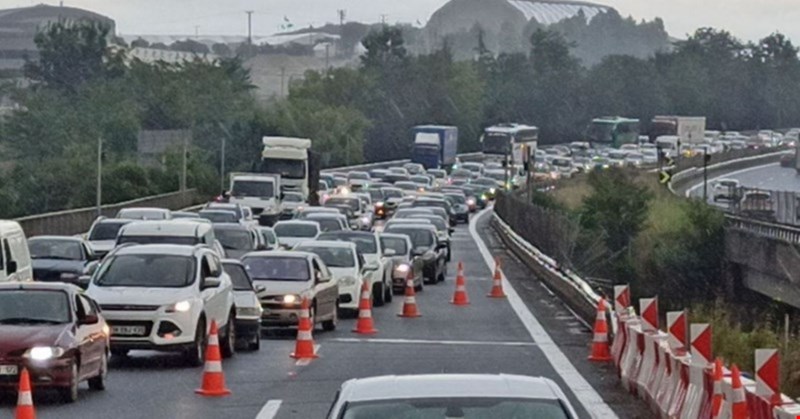 TEM'de devrilen tır yolu 4 saat boyunca tıkadı!