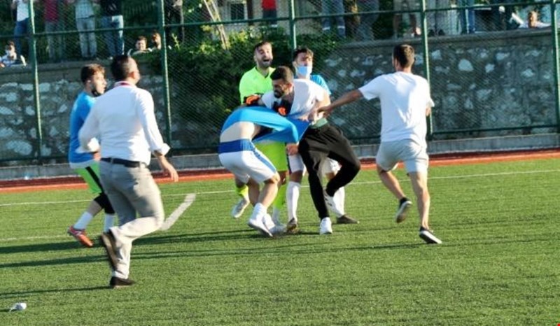 Uzatmada gelen golün ardından çıkan kavgada iki futbolcu darbedildi