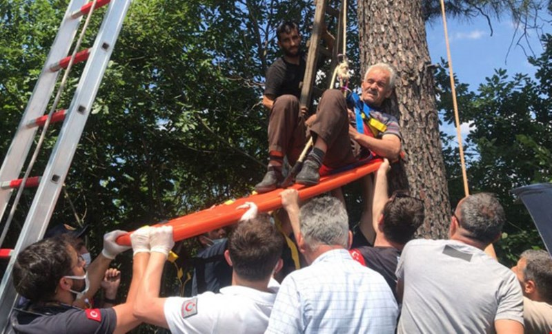 YAŞLI ADAMI İTFAİYE KURTARDI