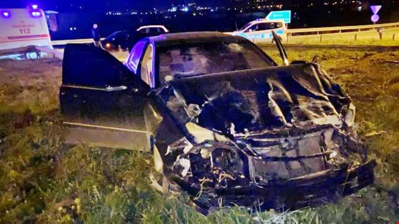 Yoldan çıkan otomobil bariyerleri yerinden söküp refüje çıktı