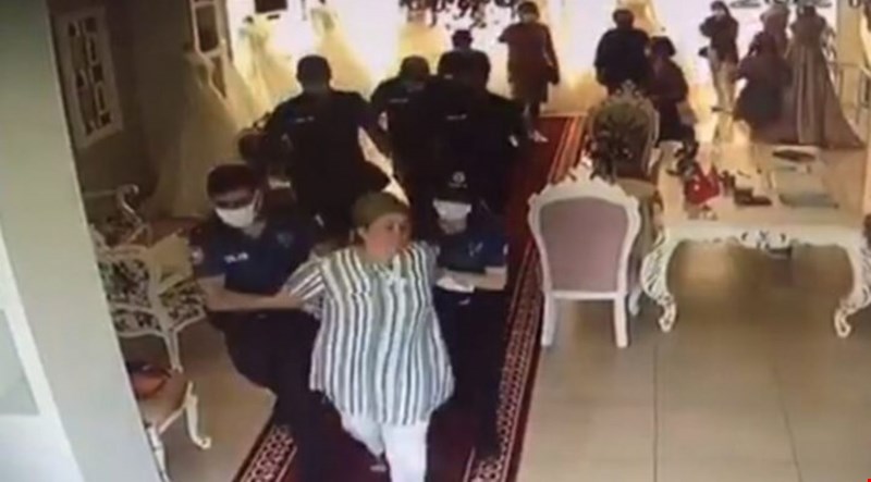 İşyerinden ters kelepçeyle gözaltına alındı