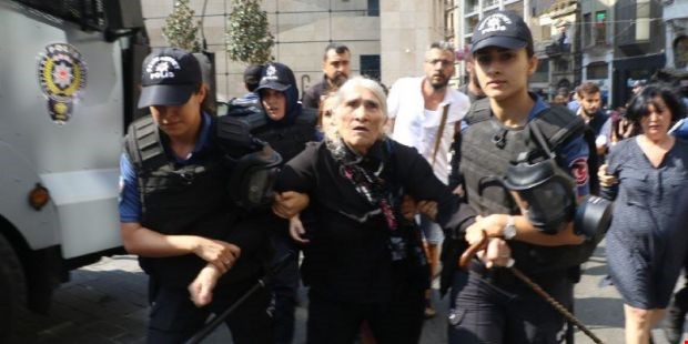 Cumartesi Annelerinin 700. haftası, Beyoğlu Kaymakamlığı tarafından yasaklandı.