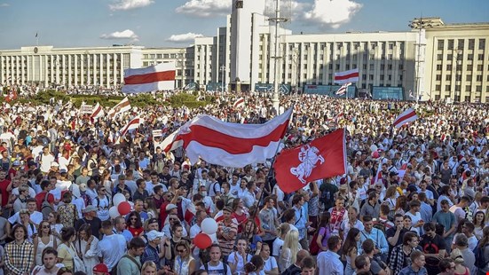 Yoğun polis önlemine rağmen on binlerce Belaruslu, Lukaşenkoyu doğum gününde de protesto etti; 