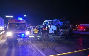 Amasya'da cezaevi aracı kaza yapan araçlara çarptı: 23 yaralı