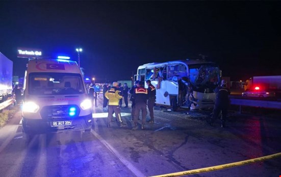 Amasya'da cezaevi aracı kaza yapan araçlara çarptı: 23 yaralı