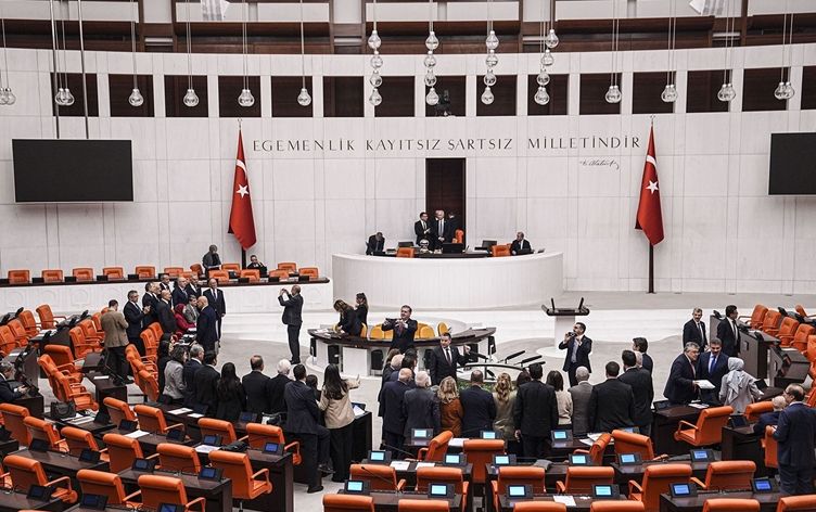 Anayasa değişikliği için 400 milletvekiline transferlerle ulaşılacak