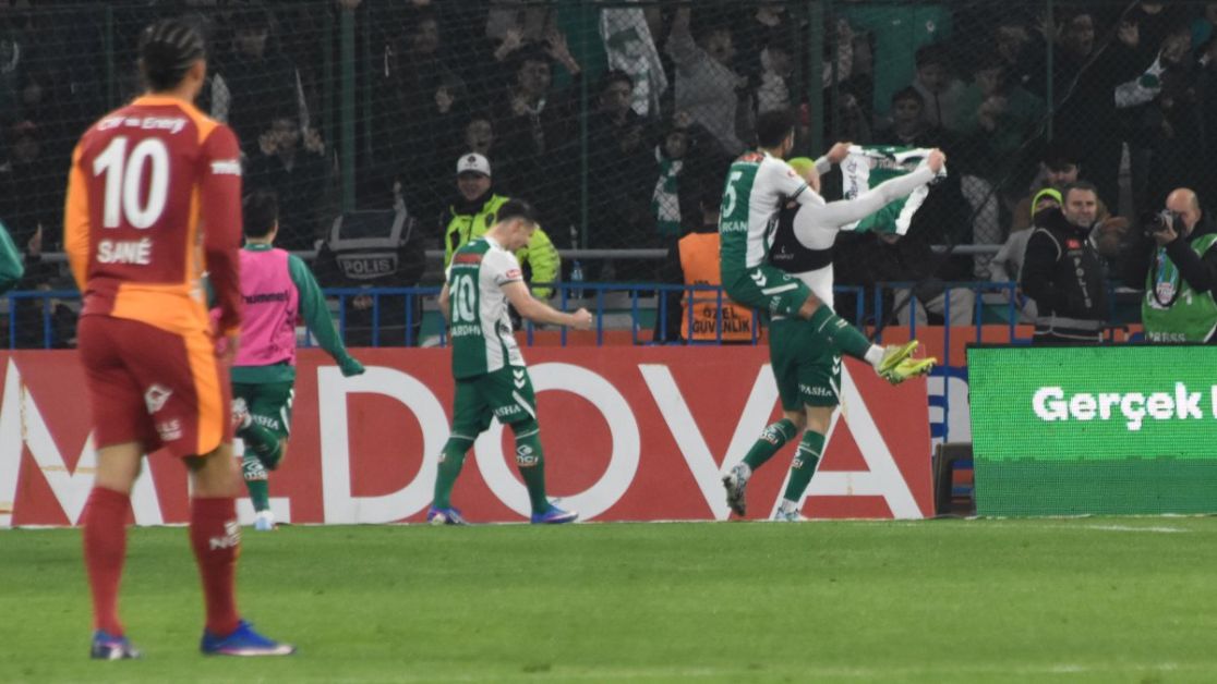 Aslan deplasmanda yıkıldı: Galatasaray zirve yolunda yara aldı