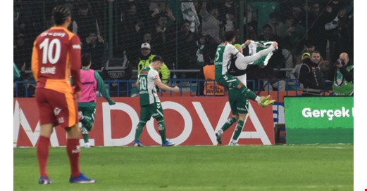 Aslan deplasmanda yıkıldı: Galatasaray zirve yolunda yara aldı