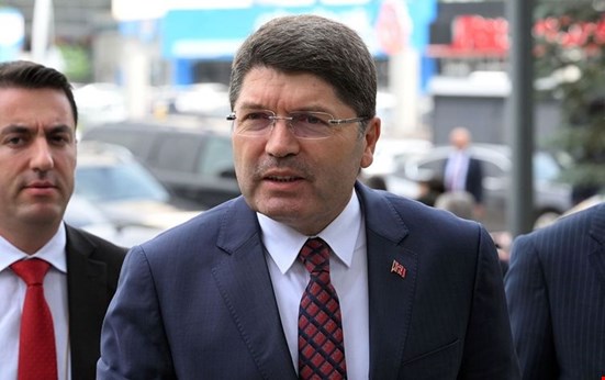 Bakan Tunç: Bayrağa yönelik girişimle ilgili soruşturma başlatıldı