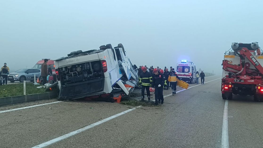 Bayram sabahı feci kaza... Adana'da yolcu otobüsü devrildi: 2 ölü, 23 yaralı