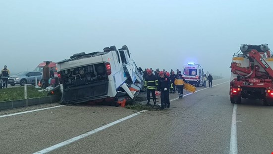 Bayram sabahı feci kaza... Adana'da yolcu otobüsü devrildi: 2 ölü, 23 yaralı