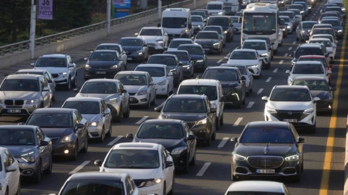 Bayram trafiğine çıkacaklar dikkat: İçişleri Bakanı'ndan tuzak radar, yeni plaka ve ekran cezası açıklaması