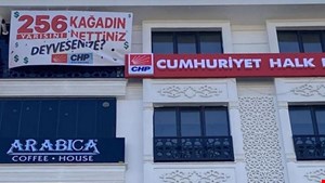 CHP’den yeni afiş: 256 kağıdın yarısını nettiniz?