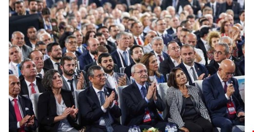 Cumhuriyet’in kurucu partisinde yaşananlardan rahatsız olan yok mu?