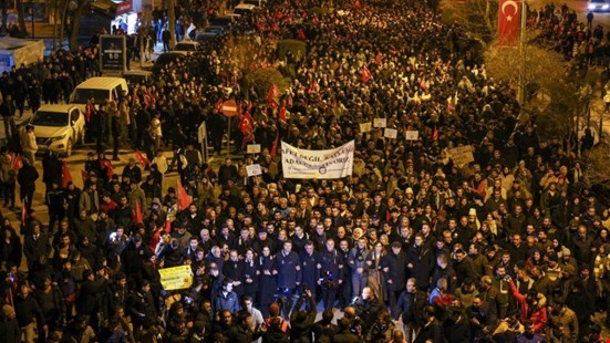 Depremin üçüncü yılında 'sessiz yürüyüş': Saat 04.17’de Saat Kulesi’ne karanfiller bırakıldı