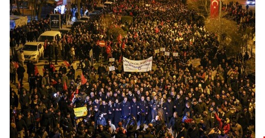 Depremin üçüncü yılında 'sessiz yürüyüş': Saat 04.17’de Saat Kulesi’ne karanfiller bırakıldı