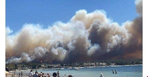 Çanakkale'de orman yangını: Boğaz ve havalimanı kapatıldı, evler ve araçlar yandı, müdahale sürüyor