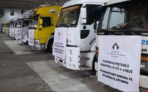 Diyarbakır’dan gönderilen yardım tırları, Kobani’ye ulaştı