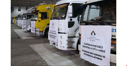 Diyarbakır’dan gönderilen yardım tırları, Kobani’ye ulaştı