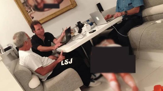 Epstein dosyalarında skandallar devam ediyor: Masanın altında sürünen kadın ve ürkütücü tablo