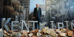 Erdoğan sergide enkaz önünde poz verdi... CHP'den tepki geldi: '23 yılı daha iyi özetleyen bir kare olamaz!'