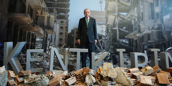 Erdoğan sergide enkaz önünde poz verdi... CHP'den tepki geldi: '23 yılı daha iyi özetleyen bir kare olamaz!'