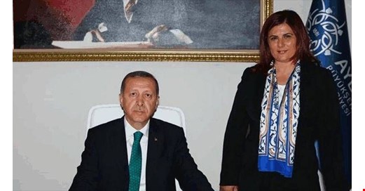 Ertuğrul Özkök: Sayın Cumhurbaşkanı, bu rozeti siz takmayın, bir AKP yöneticisi taksın